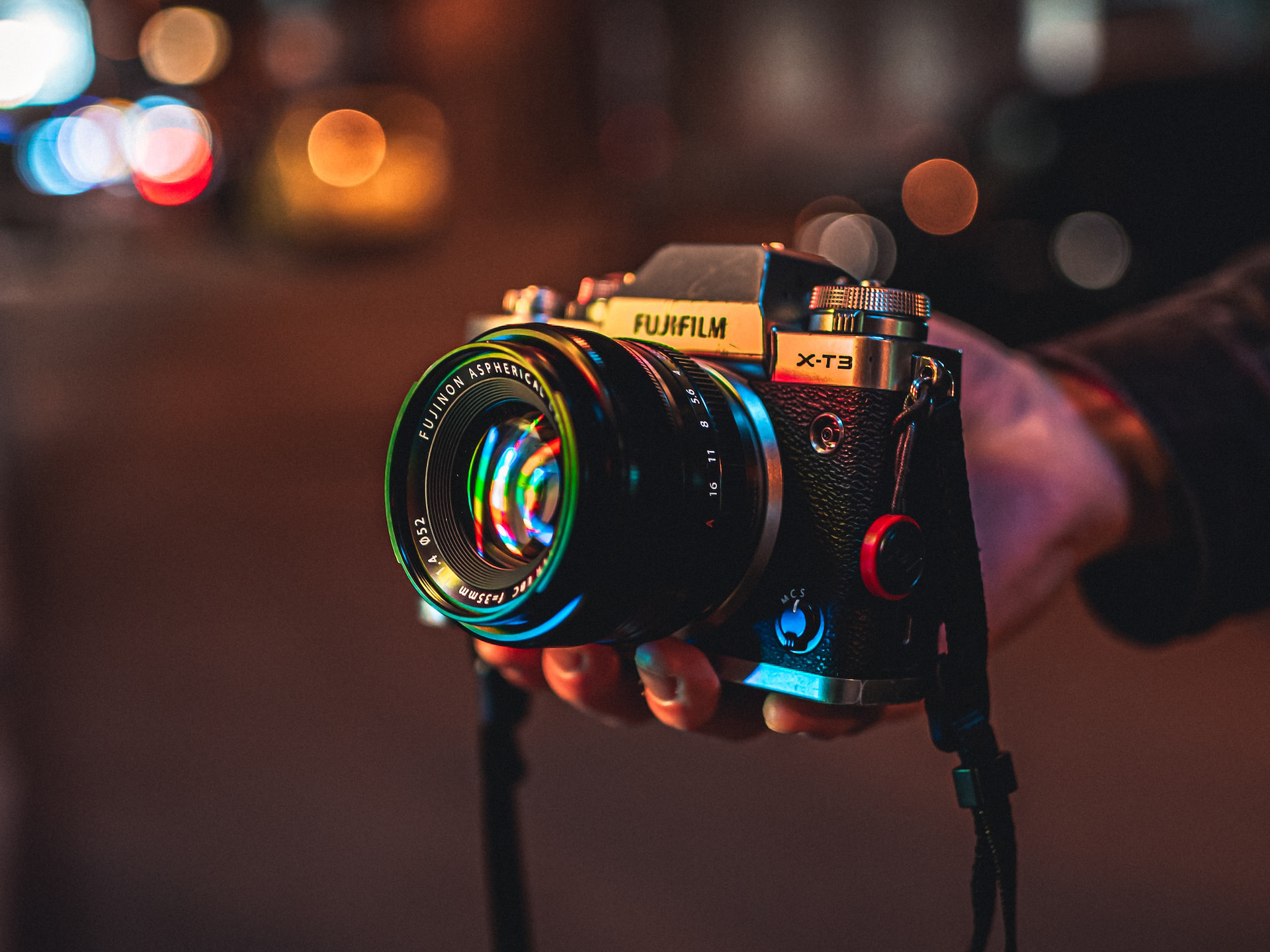 Hånd som holder et kamera