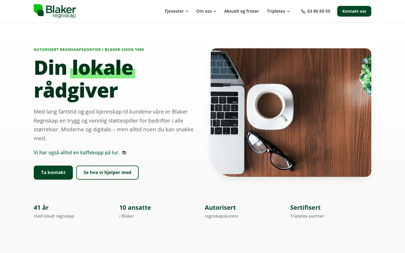 Forsiden til blakerregnskap.no med overskriften Din lokale rådgiver, et bilde av kaffekopp og laptop, og nøkkeltall om kontoret