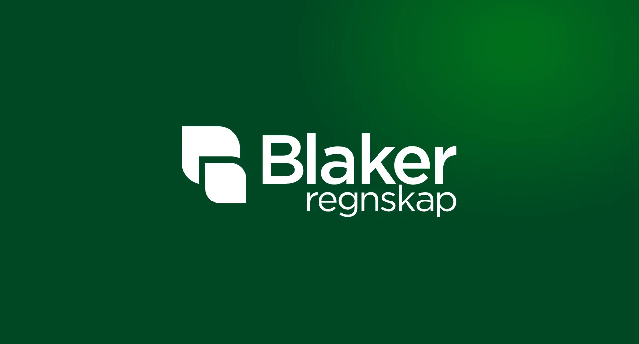 Logoen til Blaker Regnskap i hvitt på mørk grønn bakgrunn