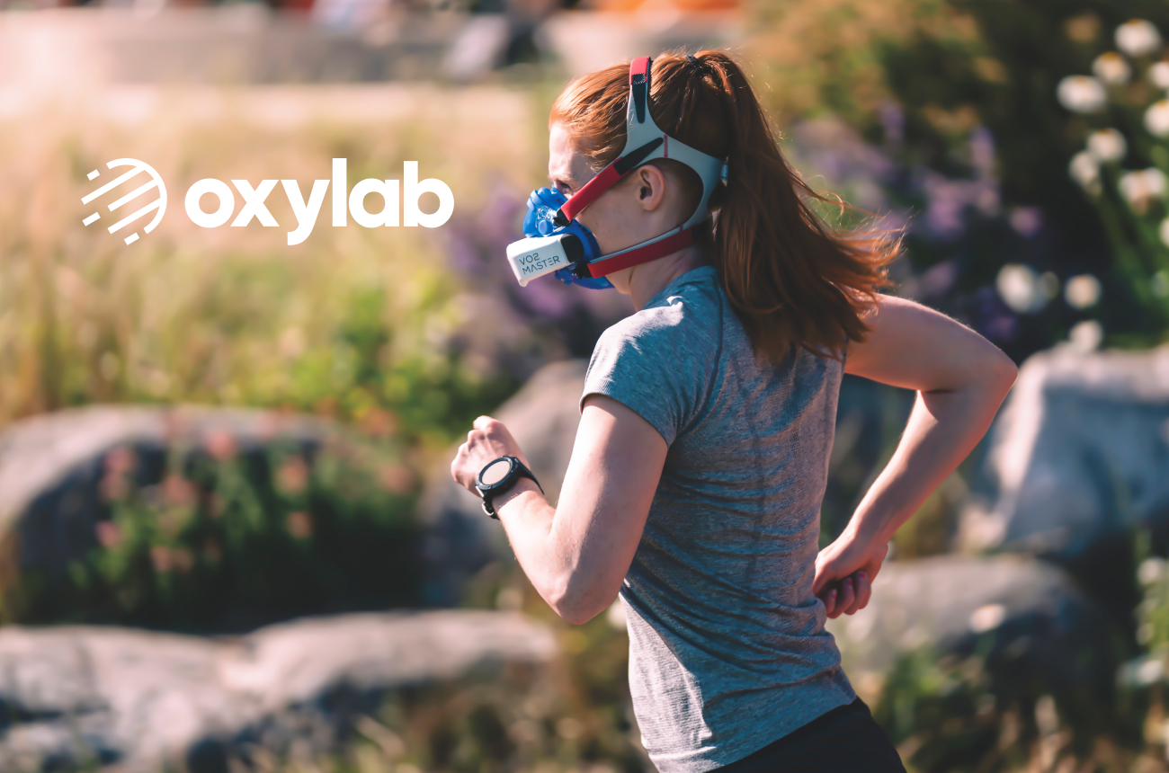 Kvinne som løper med blå maske, logo oxylab